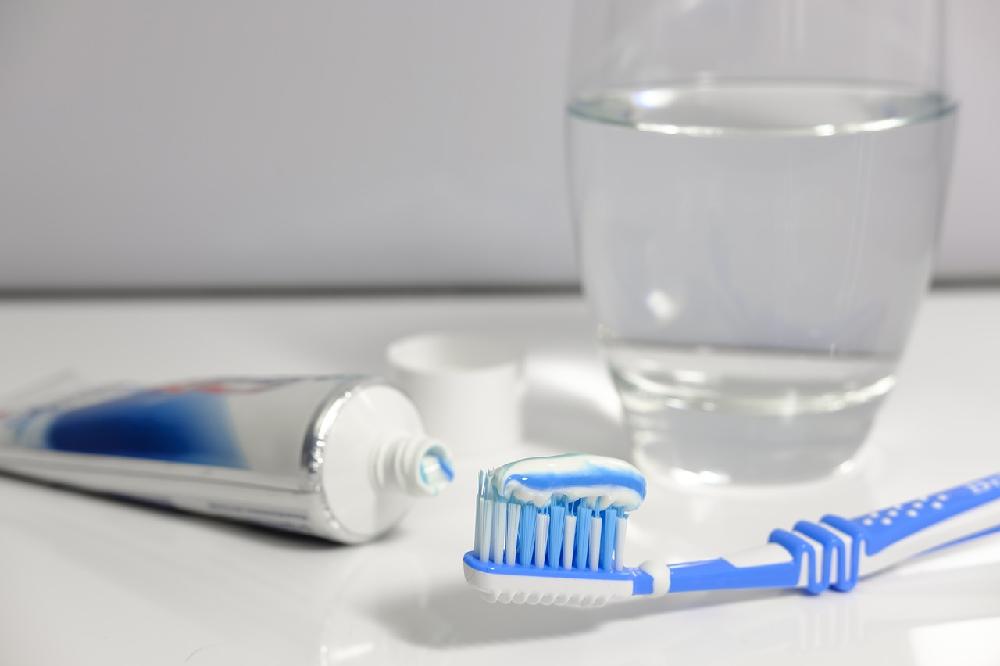 Naturalne pasty do zębów – czym różnią się od tych z drogerii?